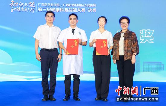 一等奖、最佳人气奖。李杨凤 摄 一等奖、最佳人气奖。李杨凤 摄