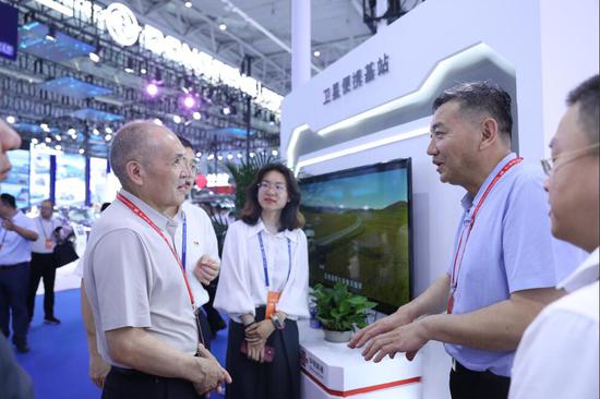 阿勒泰地委副书记、行署专员杰恩斯·哈德斯在联通“卫星便携基站”展区参观。