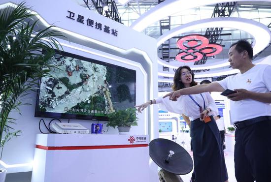 联通解决方案经理李晨为客户介绍4G三网通便携站相关功能。