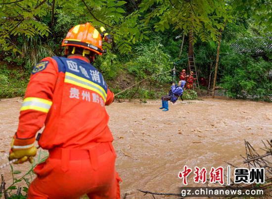 2024年6月29日,在贵州省黔东南苗族侗族自治州施秉县城关镇伍旗村雷洞沟组,消防员在转移被困村民。 2024年6月29日,在贵州省黔东南苗族侗族自治州施秉县城关镇伍旗村雷洞沟组,消防员在转移被困村民。
