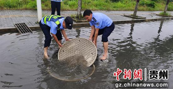 乌当公安清理堵塞井盖