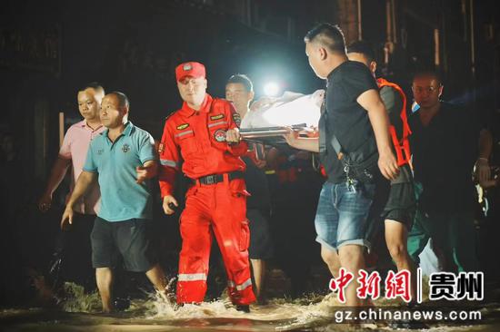直击贵州镇远灾后深夜救援 直击贵州镇远灾后深夜救援