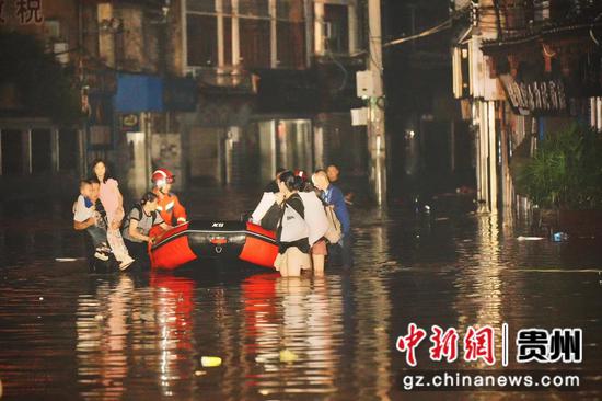 直击贵州镇远灾后深夜救援 直击贵州镇远灾后深夜救援