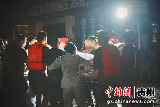 直击贵州镇远灾后深夜救援 直击贵州镇远灾后深夜救援