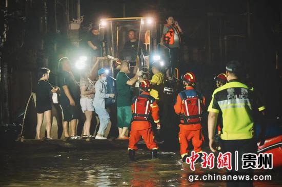 直击贵州镇远灾后深夜救援 直击贵州镇远灾后深夜救援