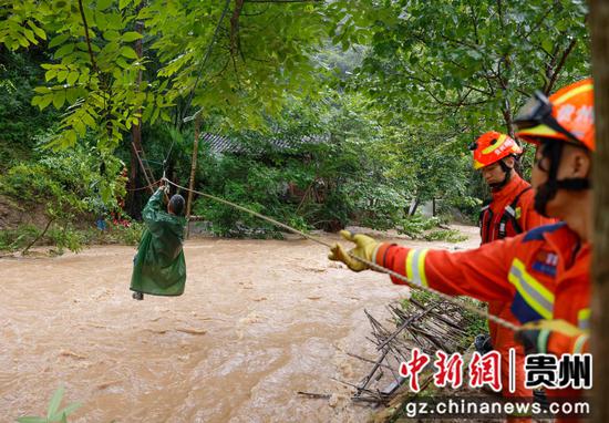 2024年6月29日,在贵州省黔东南苗族侗族自治州施秉县城关镇伍旗村雷洞沟组,消防员在转移被困村民。 2024年6月29日,在贵州省黔东南苗族侗族自治州施秉县城关镇伍旗村雷洞沟组,消防员在转移被困村民。