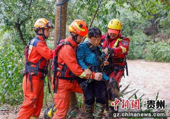 2024年6月29日,在贵州省黔东南苗族侗族自治州施秉县城关镇伍旗村雷洞沟组,消防员在转移被困村民。 2024年6月29日,在贵州省黔东南苗族侗族自治州施秉县城关镇伍旗村雷洞沟组,消防员在转移被困村民。