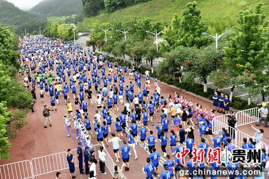 2024贵州省“万峰蓝焰”消防半程马拉松赛6月30日在兴义开跑。张德厚 摄 2024贵州省“万峰蓝焰”消防半程马拉松赛6月30日在兴义开跑。张德厚 摄