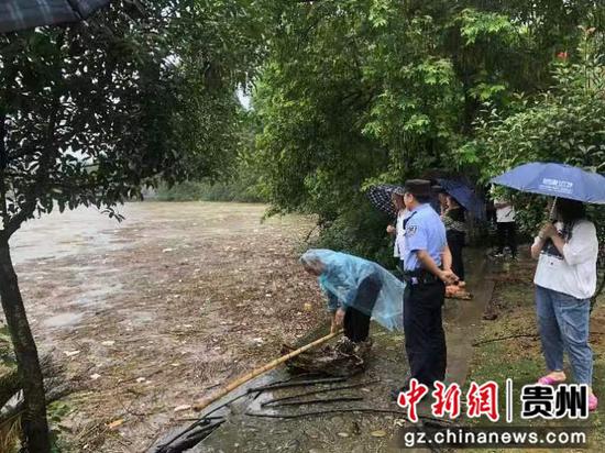 图为江口公安排查河道安全隐患