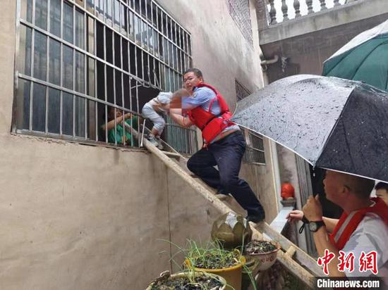 图为贵州镇远内涝现场,公安民警营救被困民众。贵州省公安厅供图 图为贵州镇远内涝现场,公安民警营救被困民众。贵州省公安厅供图