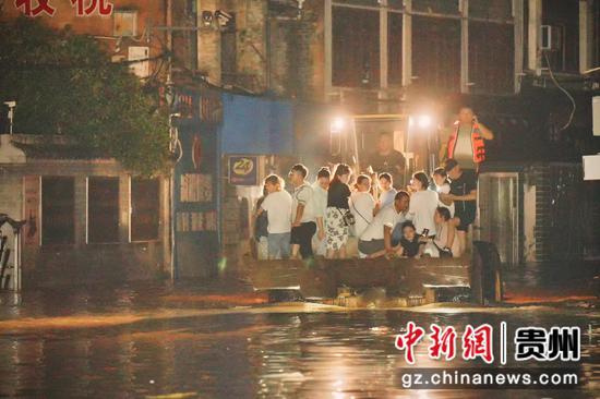 直击贵州镇远灾后深夜救援 直击贵州镇远灾后深夜救援