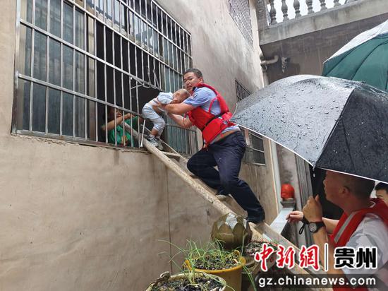 镇远公安民警全力救助受灾群众