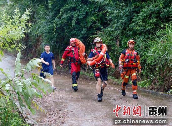 2024年6月29日,在贵州省黔东南苗族侗族自治州施秉县城关镇伍旗村雷洞沟组,消防员在前往转移被困村民途中。 2024年6月29日,在贵州省黔东南苗族侗族自治州施秉县城关镇伍旗村雷洞沟组,消防员在前往转移被困村民途中。
