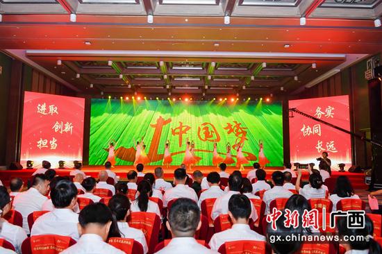 员工表演节目《我和我的祖国》。 员工表演节目《我和我的祖国》。