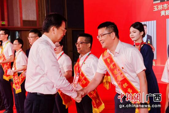 自治区通信管理局黄长庆局长为先进集体和个人颁奖。 自治区通信管理局黄长庆局长为先进集体和个人颁奖。