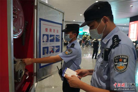 图为民警在站房内检查消防器械。