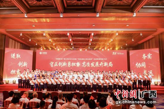 领导们与获奖集体及个人合影。 领导们与获奖集体及个人合影。