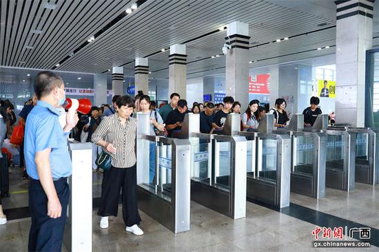 图为旅客在桂林站有序检票乘车。陈雨雨 摄 图为旅客在桂林站有序检票乘车。陈雨雨 摄