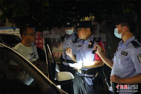 图为北海站派出所民警对来往车辆进行检查。 王昌昱 摄