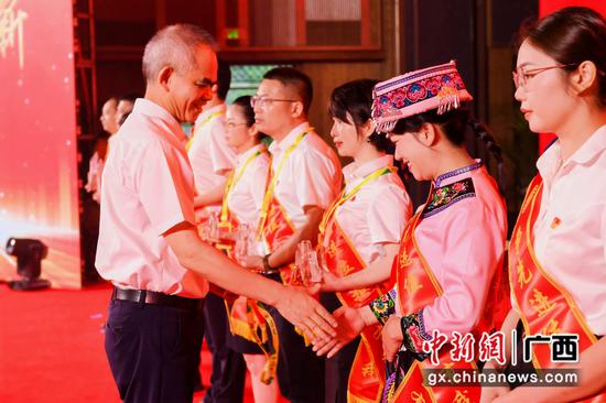 自治区国资委主任潘世庆为先进集体和个人颁奖。 自治区国资委主任潘世庆为先进集体和个人颁奖。