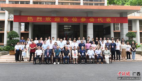 图为与会嘉宾合影留念。林浩 摄