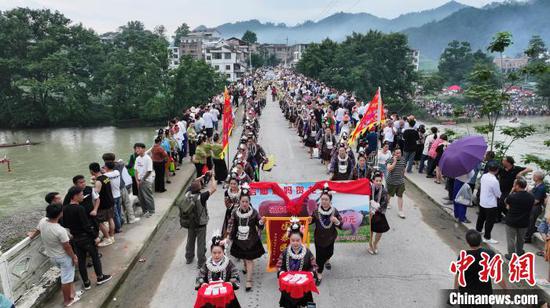 7月1日,贵州省黔东南苗族侗族自治州台江县老屯乡举行了一年一度的独木龙舟节,16艘周边村寨的独木龙舟来到比赛现场,吸引当地苗族同胞、省内外游客共度这一盛大的传统民族节日。图为苗族同胞盛装巡游。(无人机照片)尹刚 摄 7月1日,贵州省黔东南苗族侗族自治州台江县老屯乡举行了一年一度的独木龙舟节,16艘周边村寨的独木龙舟来到比赛现场,吸引当地苗族同胞、省内外游客共度这一盛大的传统民族节日。图为苗族同胞盛装巡游。(无人机照片)尹刚 摄