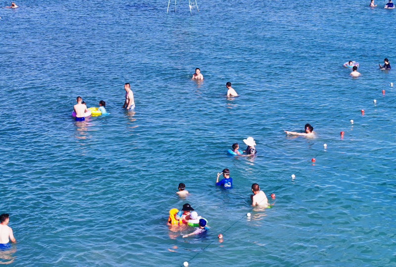 金沙灘旅游度假區(qū)是國家4A級旅游景區(qū)，位于全國最大的內(nèi)陸淡水湖——博斯騰湖東北岸，是一處得天獨厚的湖泊型天然浴場。