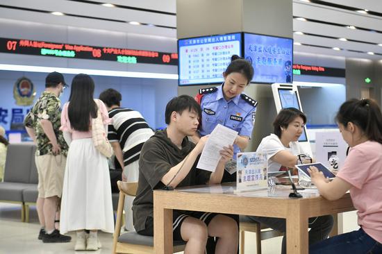 天津出入境管理部門開展學生辦證主題服務周活動