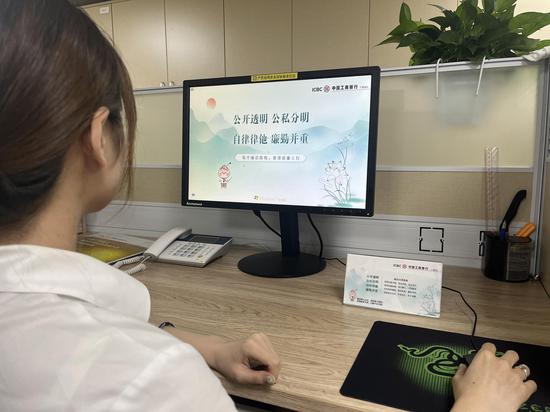 图为工行广西分行制作展播清廉文化电脑屏保海报、清廉文化桌牌，加强警示提醒。