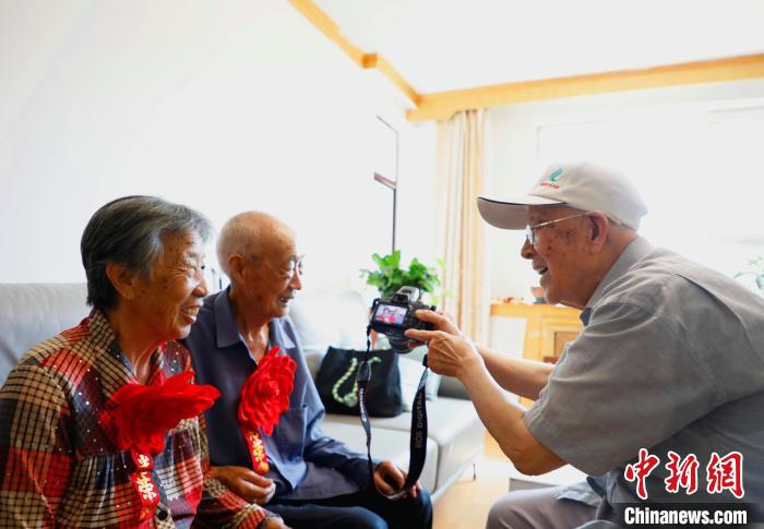 94岁老人和他的11台照相机