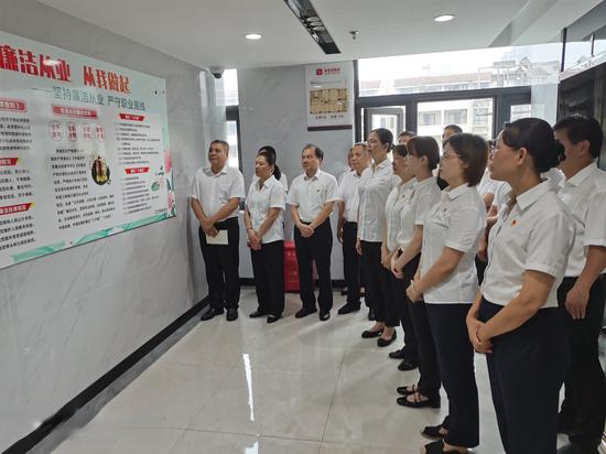 图为工行贵港贵城支行制作清廉文化特色宣传板报，加强廉洁文化浸润。