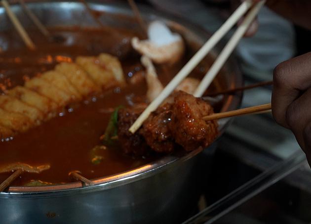 3月22日晚,宁夏银川怀远文旅观光夜市,食客品尝辣糊糊。中新社记者 谢宇 摄 3月22日晚,宁夏银川怀远文旅观光夜市,食客品尝辣糊糊。中新社记者 谢宇 摄