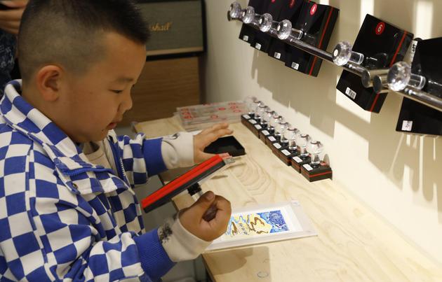 5月5日,宁夏银川,小游客盖章“打卡”。中新社记者 杨迪 摄 5月5日,宁夏银川,小游客盖章“打卡”。中新社记者 杨迪 摄