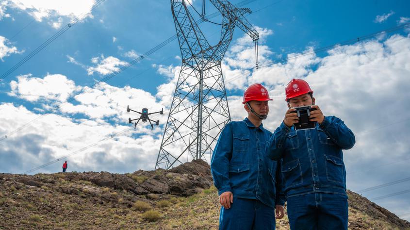新疆超高压线路首次采用“无人机+AI” 自主验收