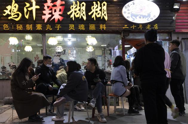 3月22日晚,宁夏银川怀远文旅观光夜市,食客在一家辣糊糊餐铺前等候。 中新社记者 杨迪 摄 3月22日晚,宁夏银川怀远文旅观光夜市,食客在一家辣糊糊餐铺前等候。 中新社记者 杨迪 摄