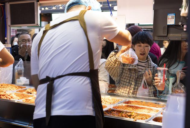 3月22日晚,宁夏银川怀远文旅观光夜市,食客购买辣糊糊。中新社记者 杨迪 摄 3月22日晚,宁夏银川怀远文旅观光夜市,食客购买辣糊糊。中新社记者 杨迪 摄
