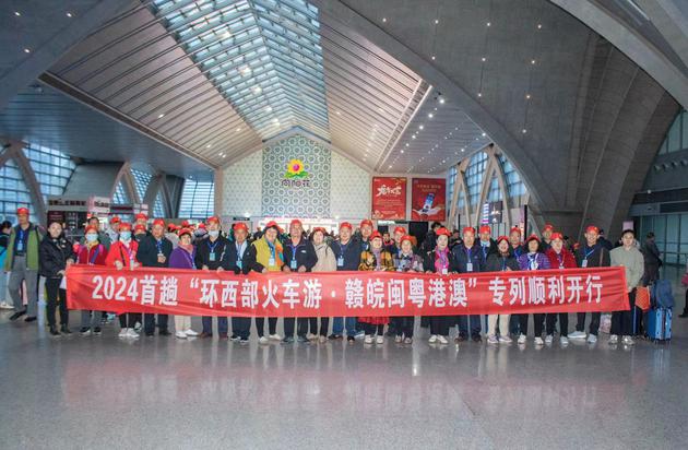 3月18日,“环西部火车游·赣皖闽粤港澳”旅游专列满载726名游客,从银川火车站启程。 王卫东 摄 3月18日,“环西部火车游·赣皖闽粤港澳”旅游专列满载726名游客,从银川火车站启程。 王卫东 摄