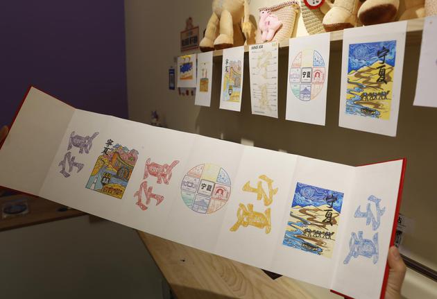 5月5日,宁夏银川,游客展示套色印章。中新社记者 杨迪 摄 5月5日,宁夏银川,游客展示套色印章。中新社记者 杨迪 摄