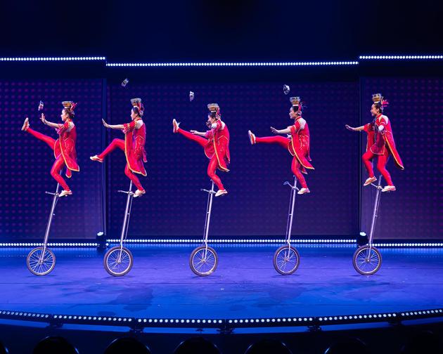 瑞士时间5月6日晚,银川艺术剧院杂技团演员表演《高车踢碗》。(银川市文化旅游广电局供图) 瑞士时间5月6日晚,银川艺术剧院杂技团演员表演《高车踢碗》。(银川市文化旅游广电局供图)