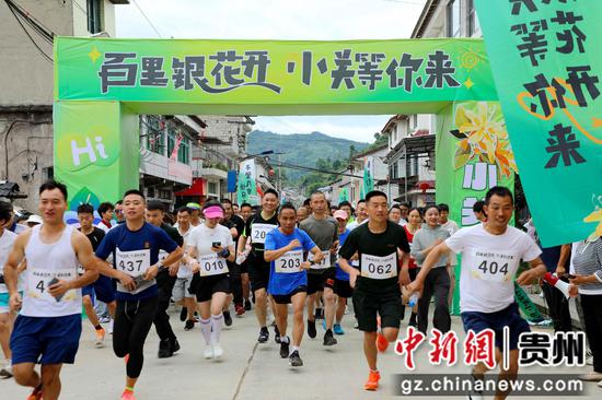 十里花廊·山地徒步”活动比赛现场 陈贤琴摄 十里花廊·山地徒步”活动比赛现场 陈贤琴摄