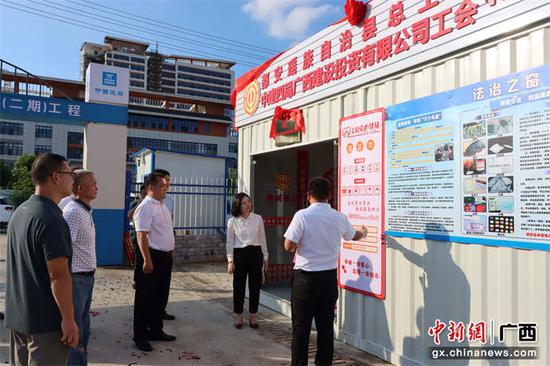 嘉宾参观驿站建设情况。关喆林 摄 嘉宾参观驿站建设情况。关喆林 摄