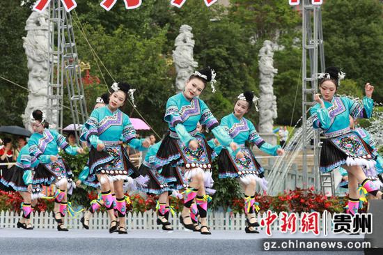 2024年剑河县“六月六”仰阿莎文化节开幕式现场,侗族舞蹈《穰穰满家》展演。 2024年剑河县“六月六”仰阿莎文化节开幕式现场,侗族舞蹈《穰穰满家》展演。