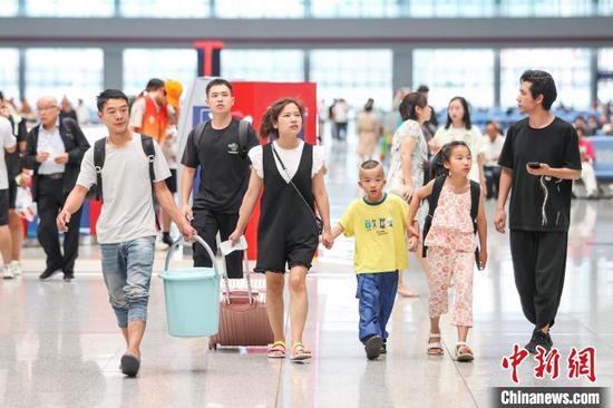 7月11日,小旅客和家人进入贵阳北站候车大厅。当日正值暑运,位于贵阳市观山湖区的贵阳北站学生和儿童旅客明显增加。据悉,进入暑运以来,贵阳北站客流平稳有序,日均发送旅客9.1万人次。 中新社记者 瞿宏伦 摄 7月11日,小旅客和家人进入贵阳北站候车大厅。当日正值暑运,位于贵阳市观山湖区的贵阳北站学生和儿童旅客明显增加。据悉,进入暑运以来,贵阳北站客流平稳有序,日均发送旅客9.1万人次。 中新社记者 瞿宏伦 摄