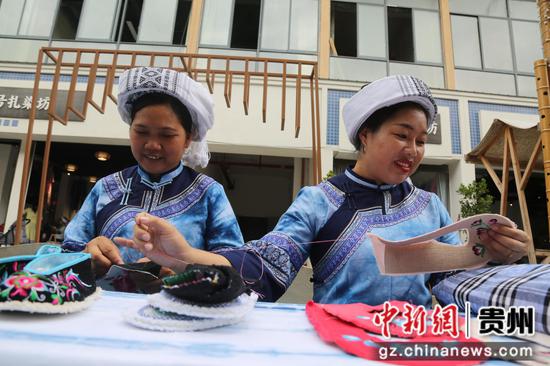 7月11日是贵州册亨县布依族苗族群众的传统节日“六月六”,当地举办刺绣大赛。 7月11日是贵州册亨县布依族苗族群众的传统节日“六月六”,当地举办刺绣大赛。