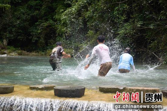 戏水。李前勇摄 戏水。李前勇摄