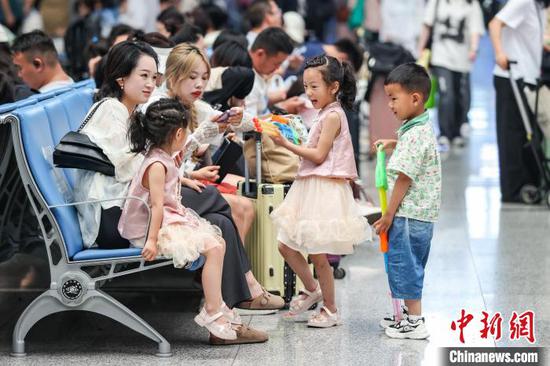 7月11日,小旅客在贵阳北站候车大厅玩耍。当日正值暑运,位于贵阳市观山湖区的贵阳北站学生和儿童旅客明显增加。据悉,进入暑运以来,贵阳北站客流平稳有序,日均发送旅客9.1万人次。 中新社记者 瞿宏伦 摄 7月11日,小旅客在贵阳北站候车大厅玩耍。当日正值暑运,位于贵阳市观山湖区的贵阳北站学生和儿童旅客明显增加。据悉,进入暑运以来,贵阳北站客流平稳有序,日均发送旅客9.1万人次。 中新社记者 瞿宏伦 摄