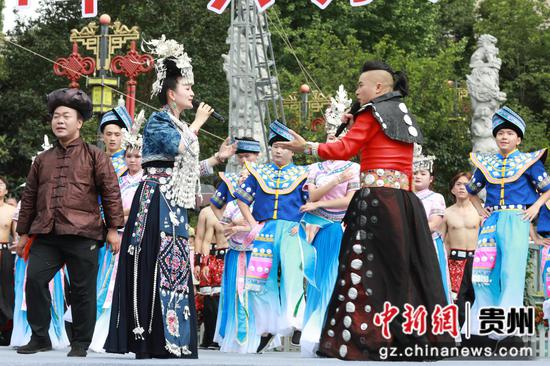 2024年剑河县“六月六”仰阿莎文化节开幕式现场,文艺演出情景 。 2024年剑河县“六月六”仰阿莎文化节开幕式现场,文艺演出情景 。