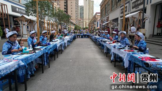 7月11日是贵州册亨县布依族苗族群众的传统节日“六月六”,当地举办刺绣大赛。 7月11日是贵州册亨县布依族苗族群众的传统节日“六月六”,当地举办刺绣大赛。