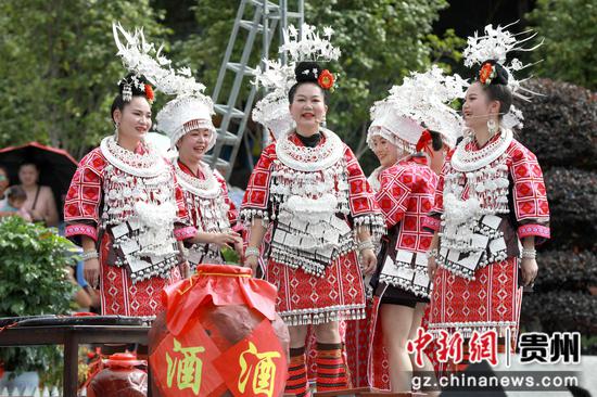 2024年剑河县“六月六”仰阿莎文化节开幕式现场,苗族飞歌《翻山越岭来相会》展演。 2024年剑河县“六月六”仰阿莎文化节开幕式现场,苗族飞歌《翻山越岭来相会》展演。