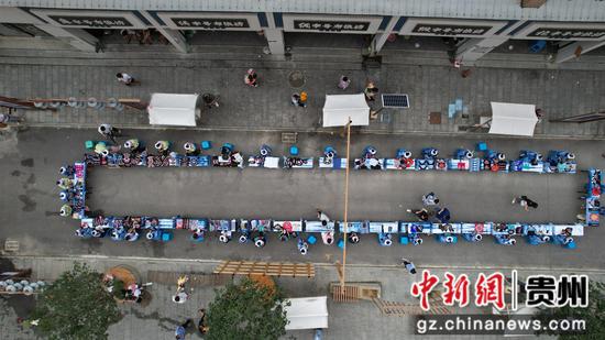 7月11日是贵州册亨县布依族苗族群众的传统节日“六月六”,当地举办刺绣大赛。 7月11日是贵州册亨县布依族苗族群众的传统节日“六月六”,当地举办刺绣大赛。